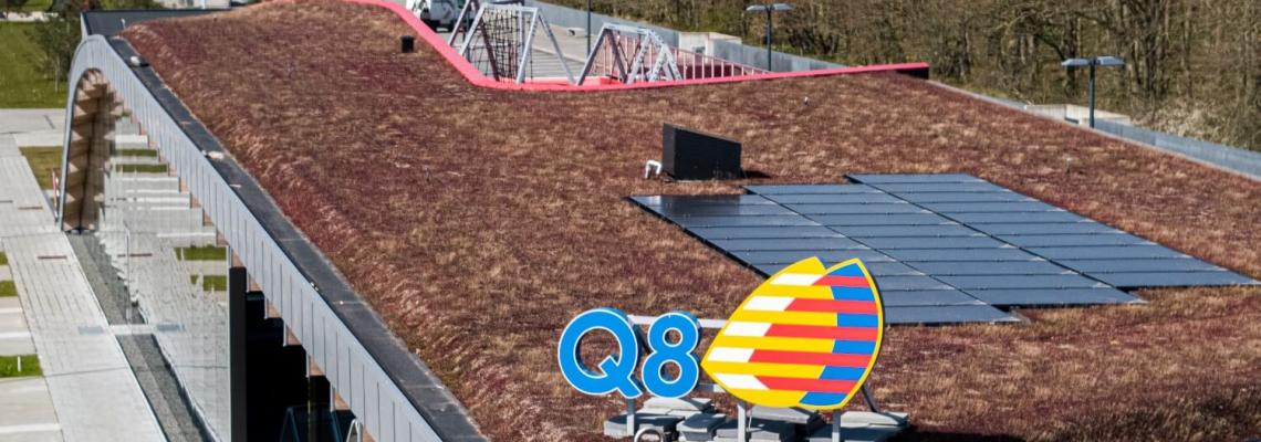 Q8 servicestation med solceller og sedum