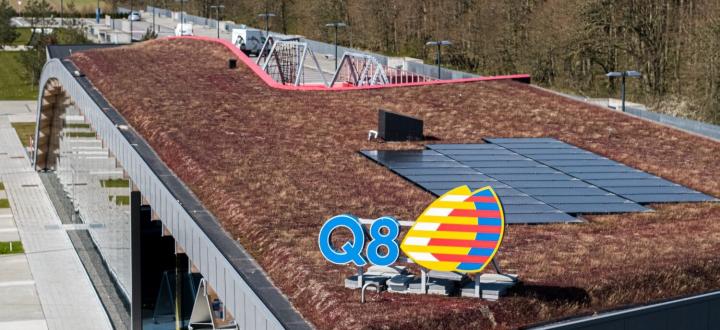Q8 servicestation med solceller og sedum